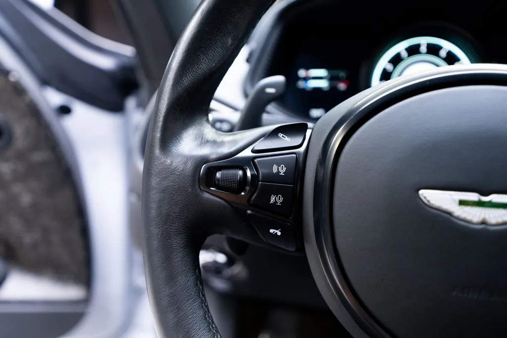 Aston Martin DB11 photo 37