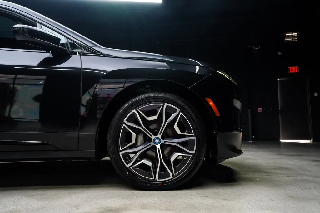 BMW iX photo 9