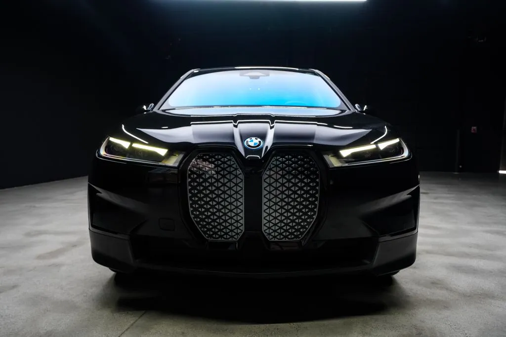 BMW iX photo 3