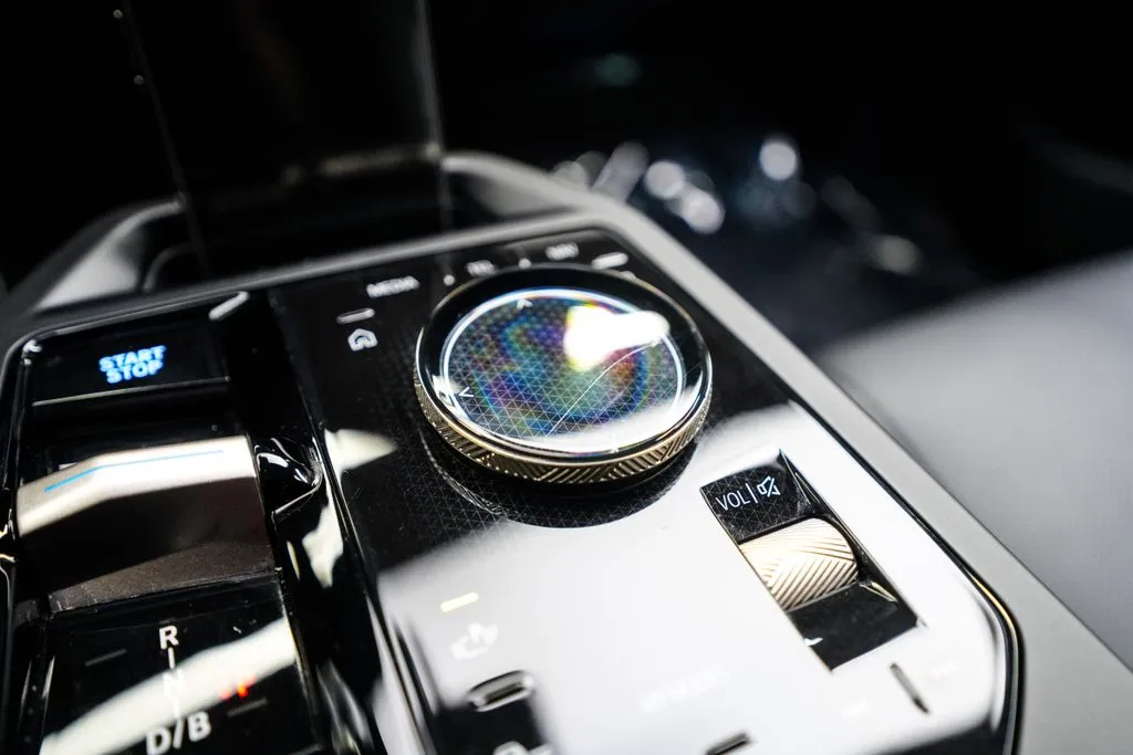 BMW iX photo 36