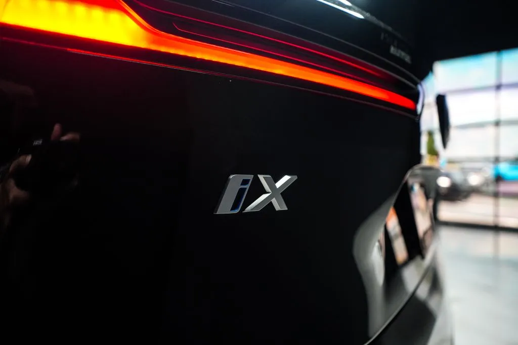 BMW iX photo 18