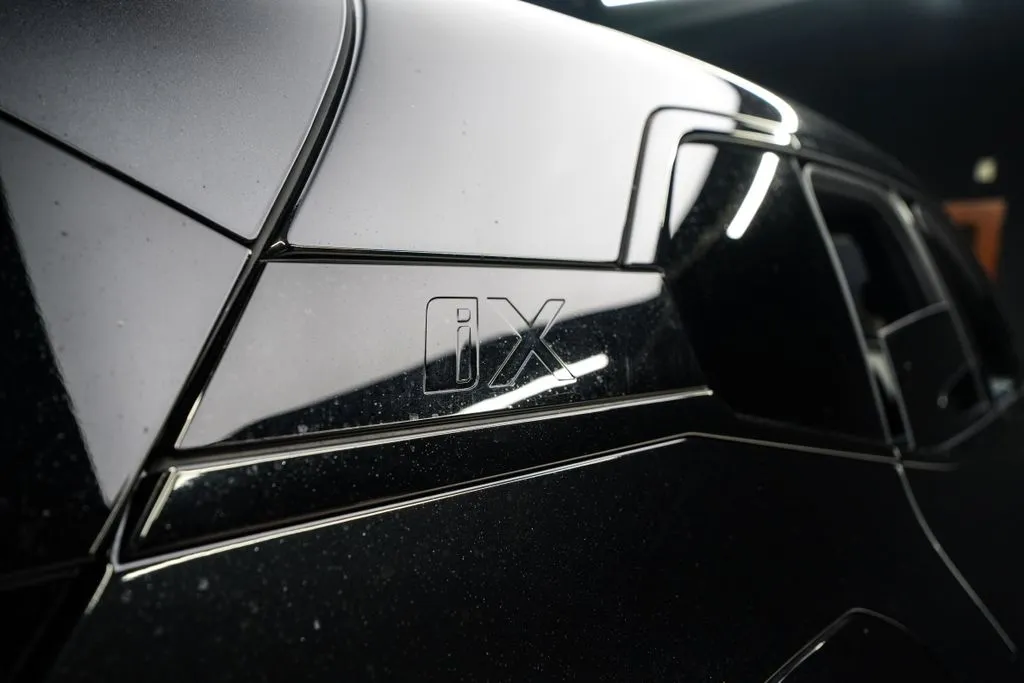 BMW iX photo 14