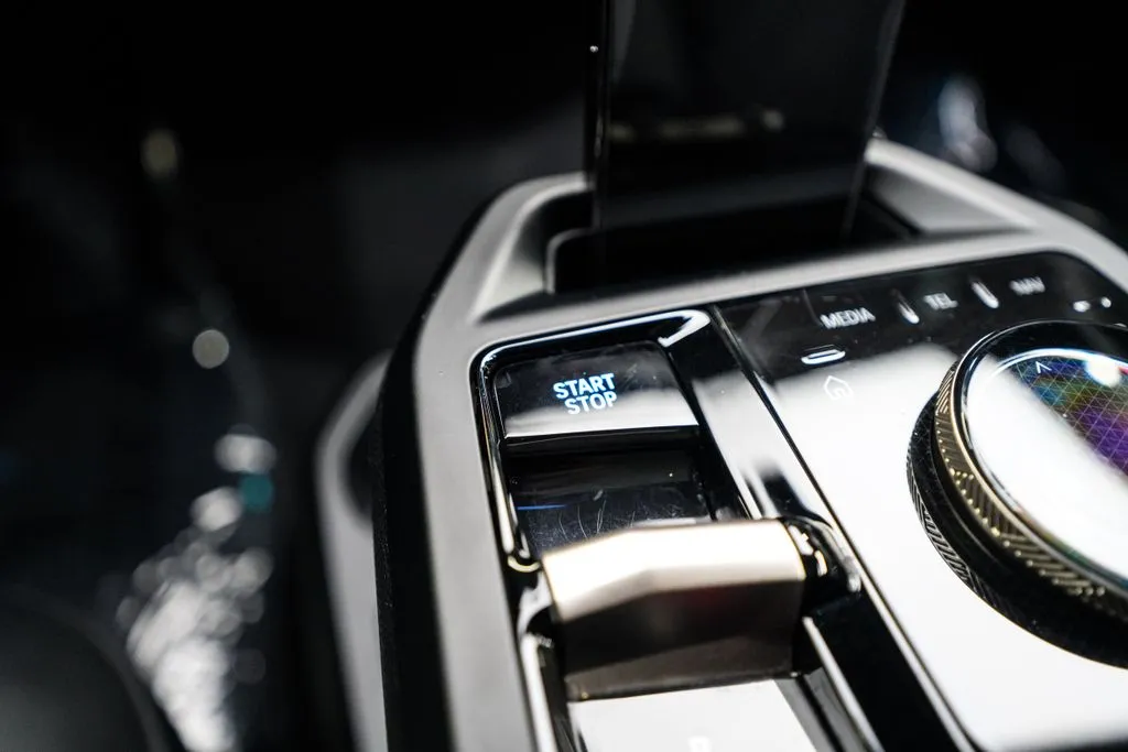 BMW iX photo 35