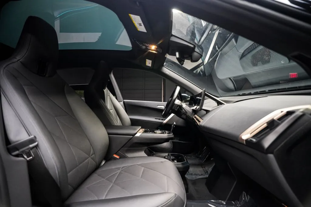 BMW iX photo 37