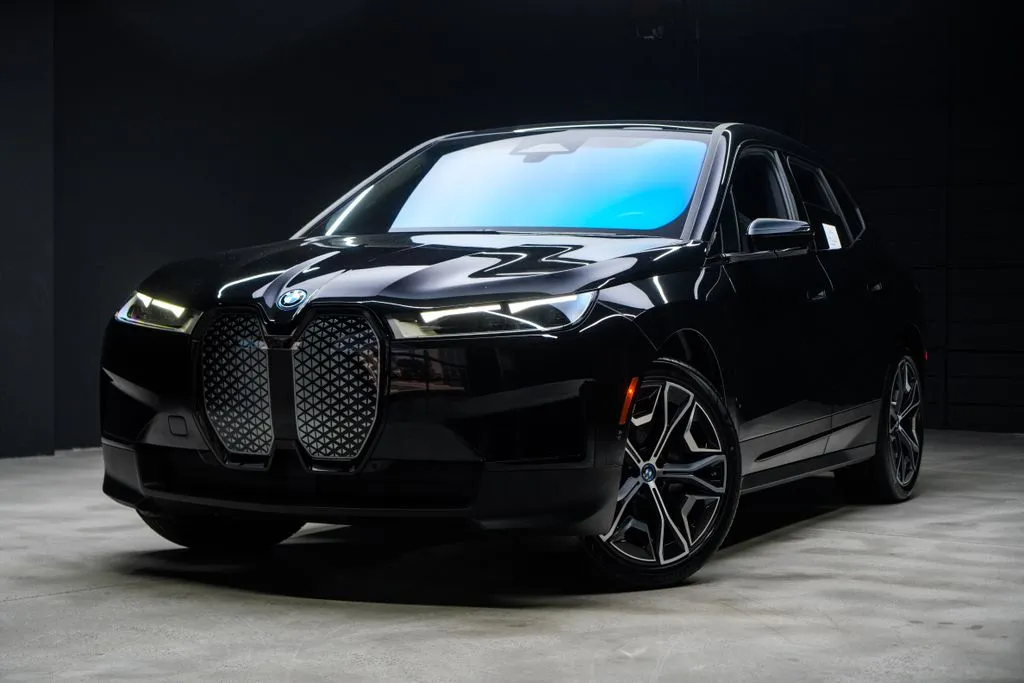 BMW iX photo 2