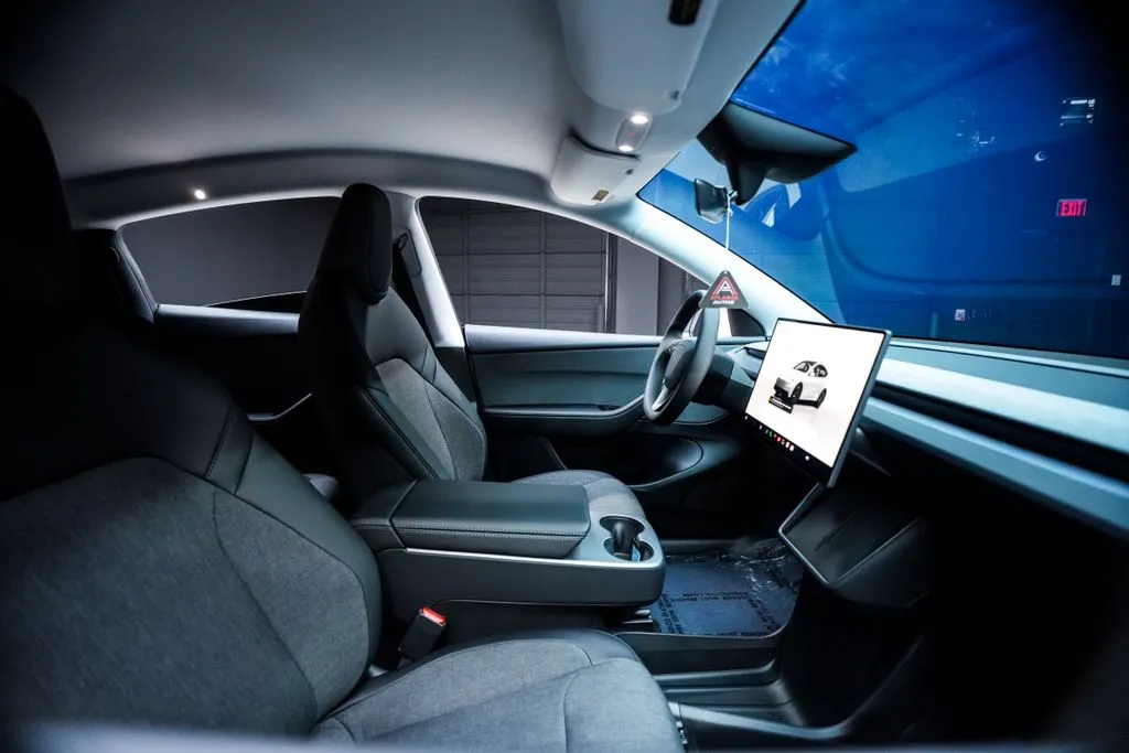 Tesla Model Y photo 34