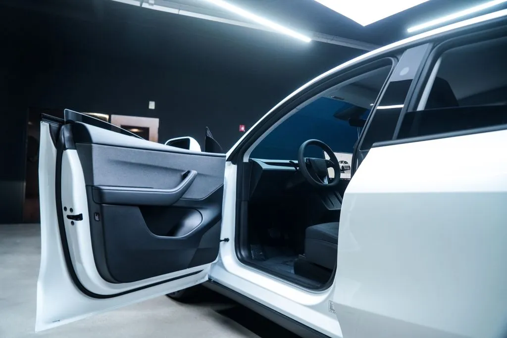 Tesla Model Y photo 23