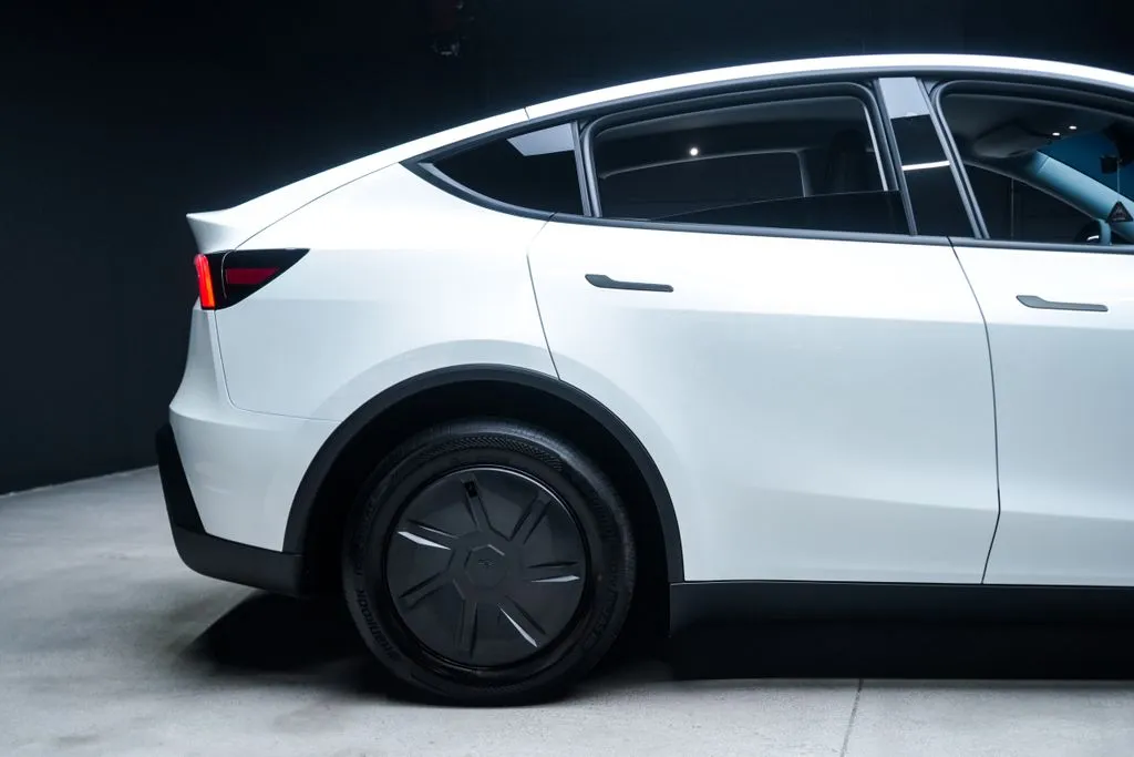 Tesla Model Y photo 17