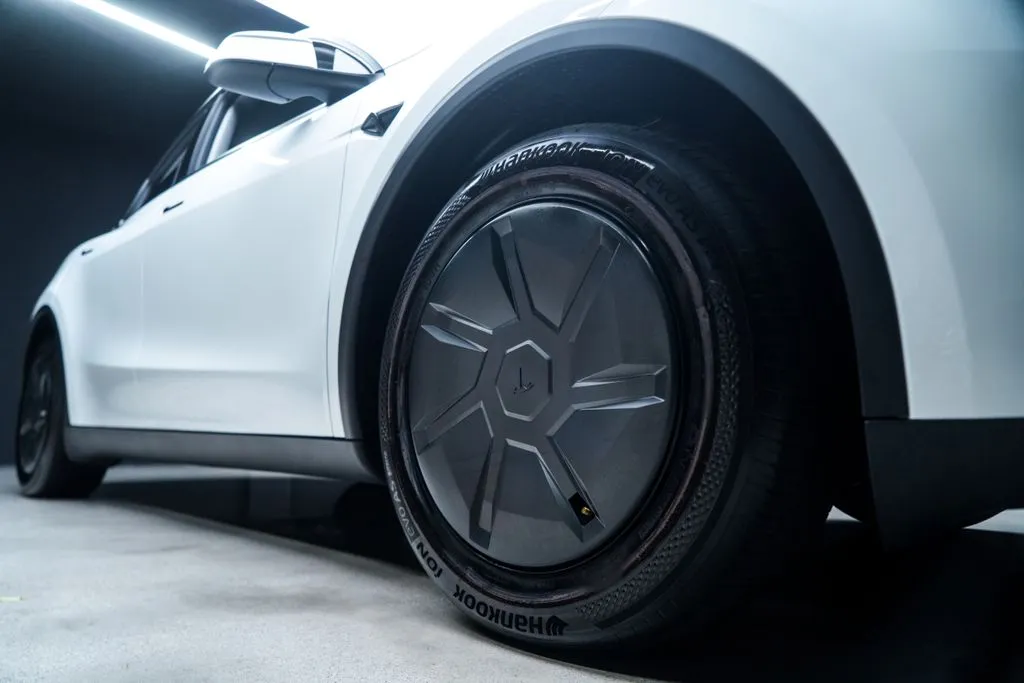 Tesla Model Y photo 12