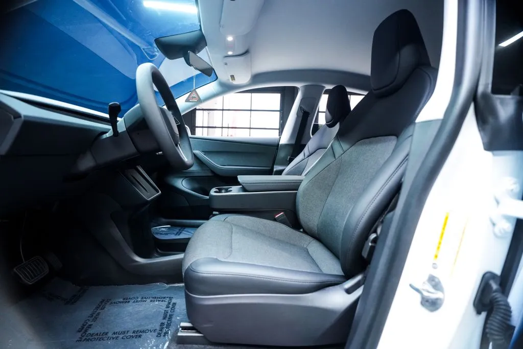 Tesla Model Y photo 24