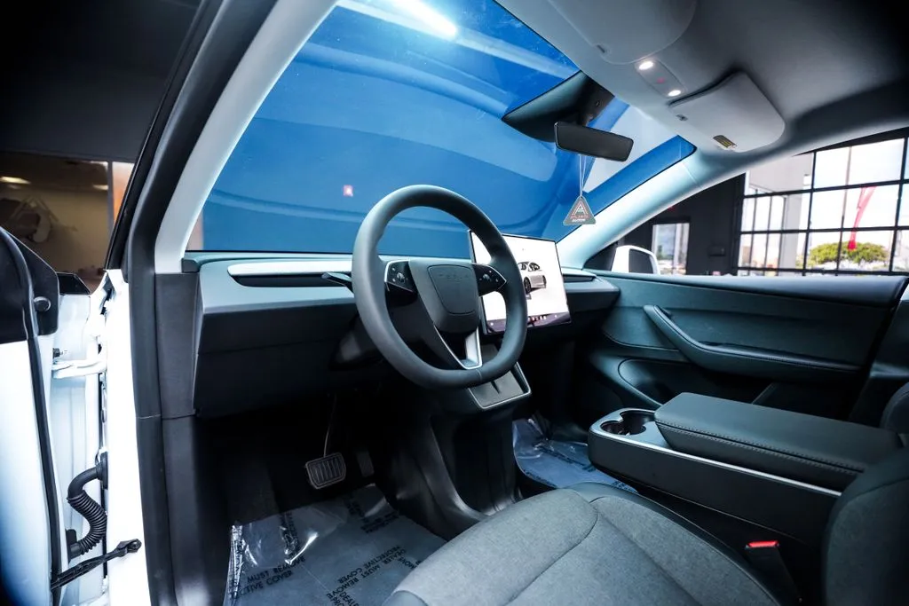 Tesla Model Y photo 26