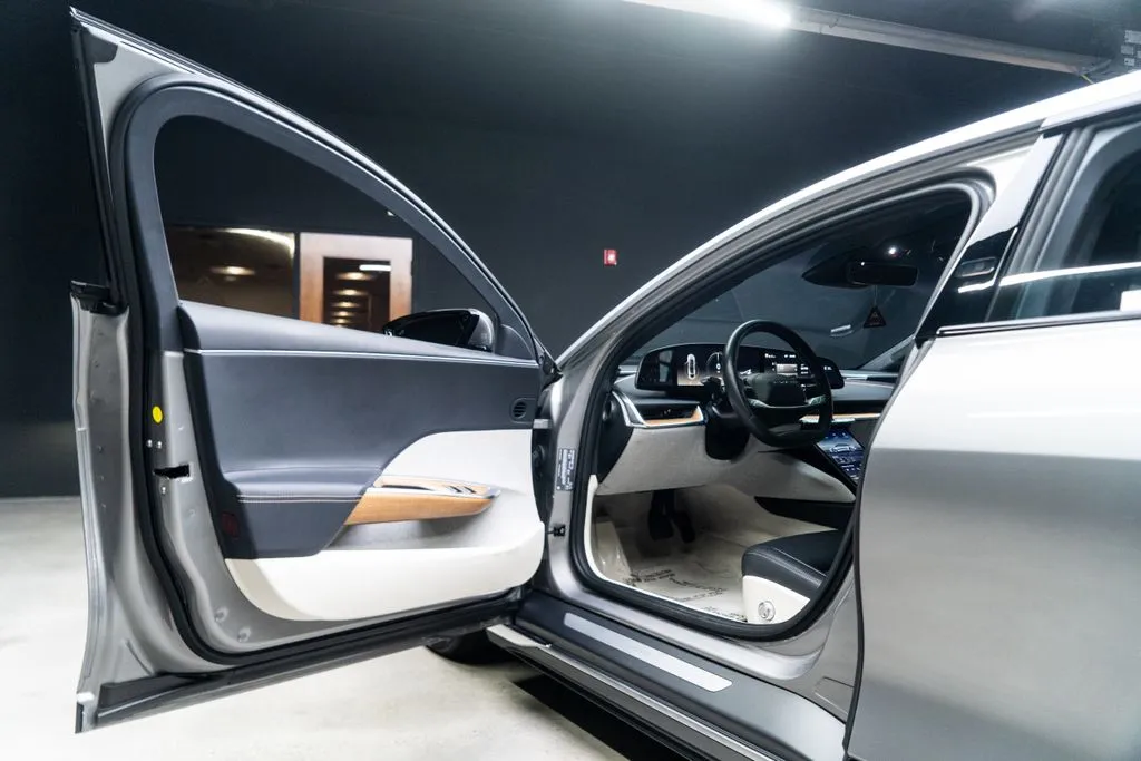 Lucid Air photo 24