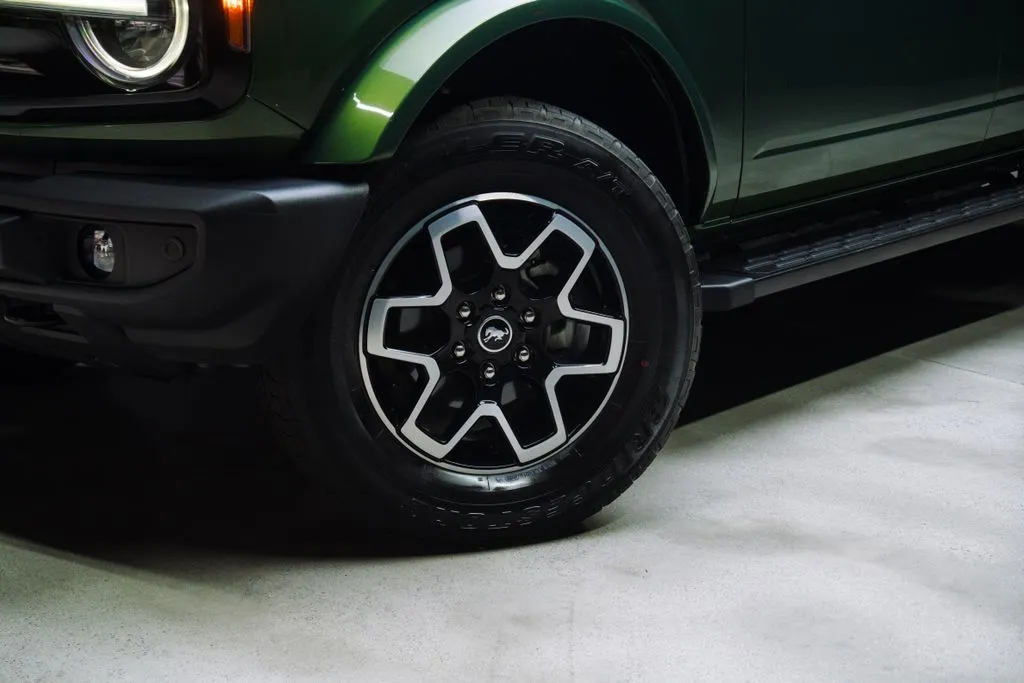 Ford Bronco photo 2