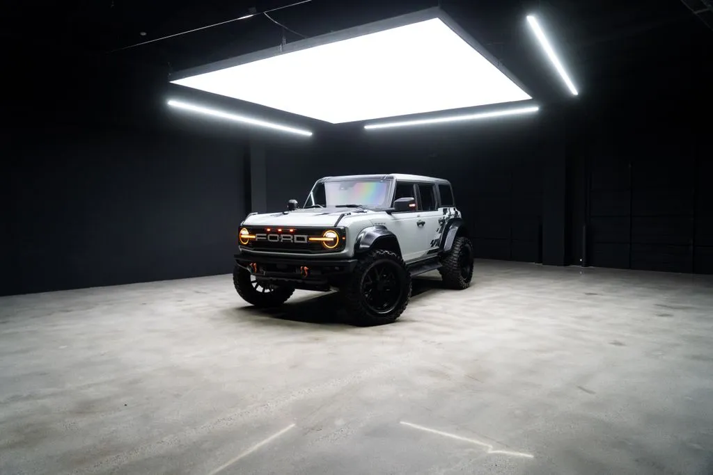 Ford Bronco photo 2