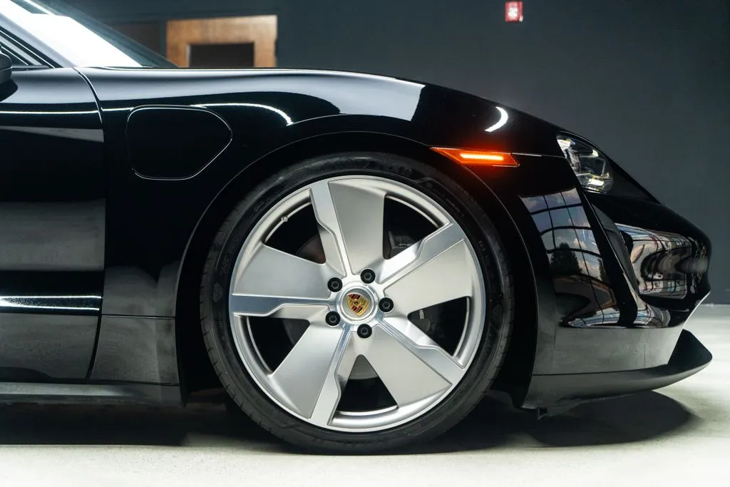 Porsche Taycan photo 10