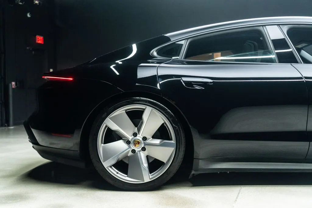 Porsche Taycan photo 13
