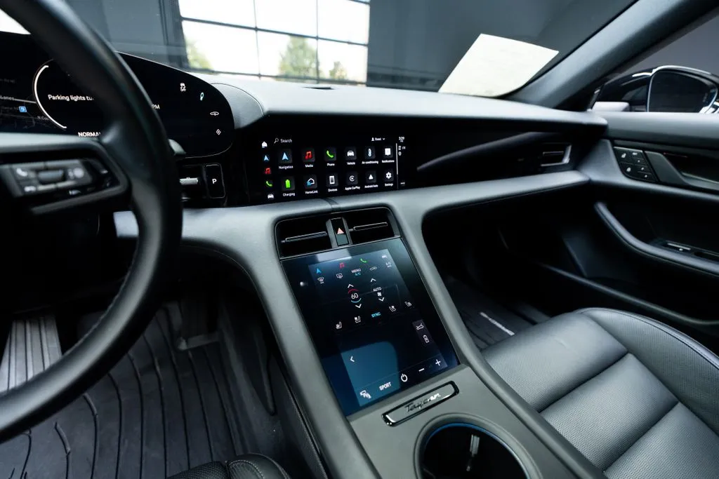 Porsche Taycan photo 34