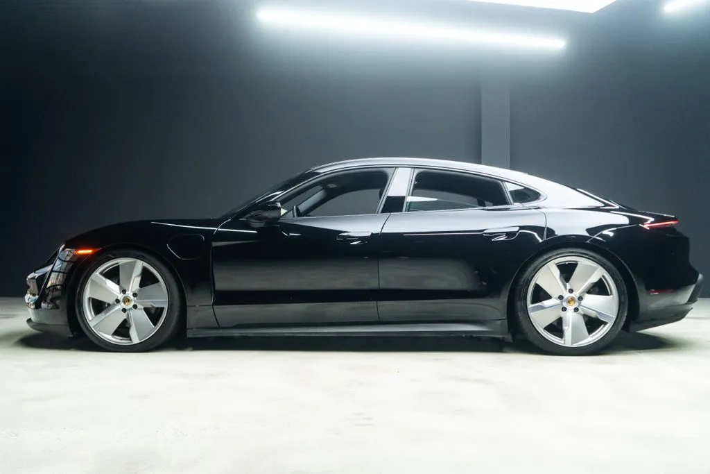 Porsche Taycan photo 19