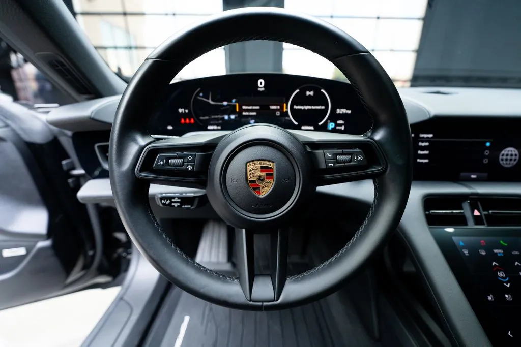 Porsche Taycan photo 29