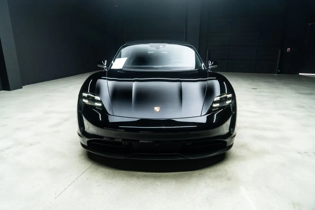Porsche Taycan photo 3