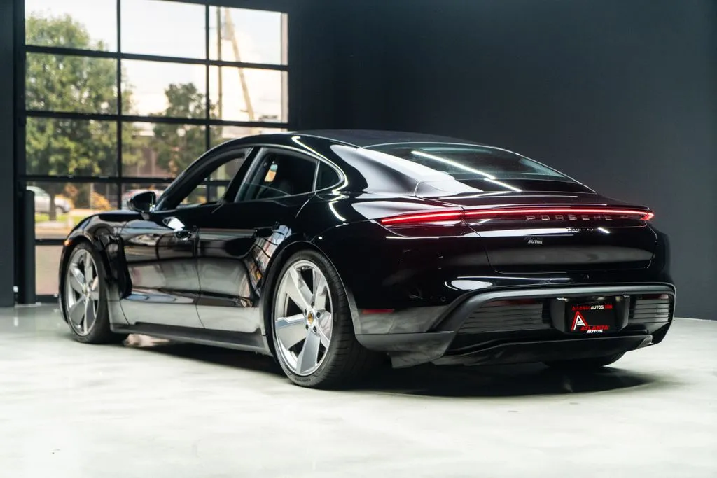 Porsche Taycan photo 18
