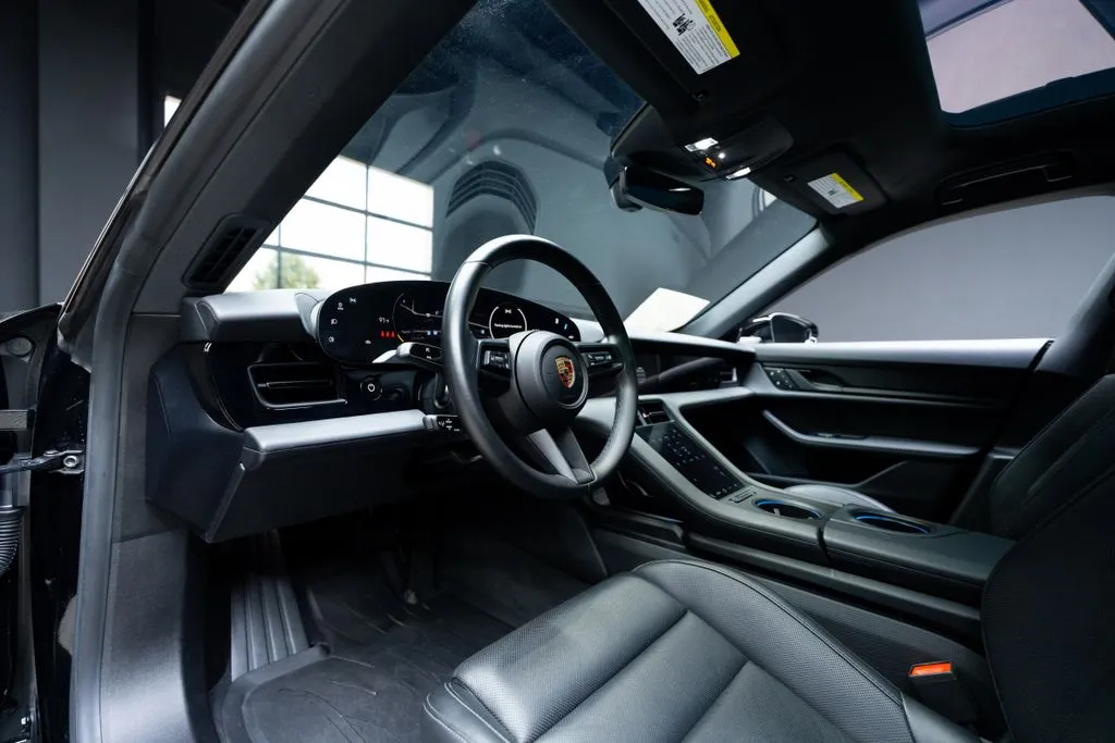 Porsche Taycan photo 27