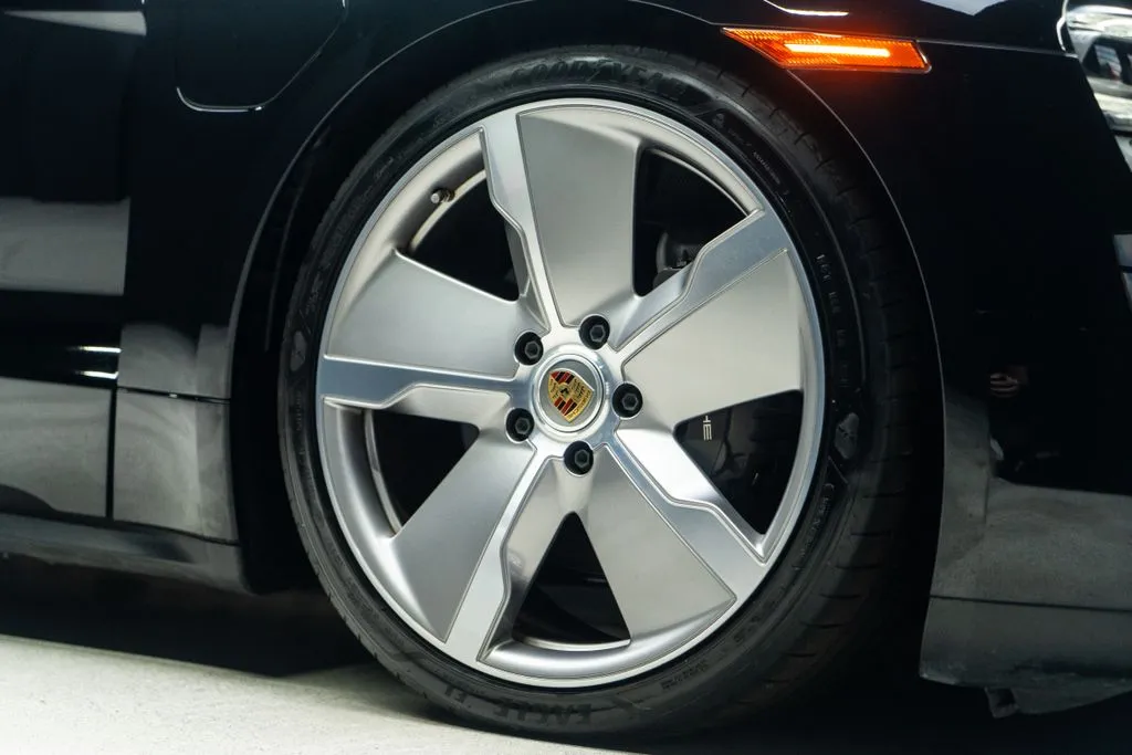 Porsche Taycan photo 11