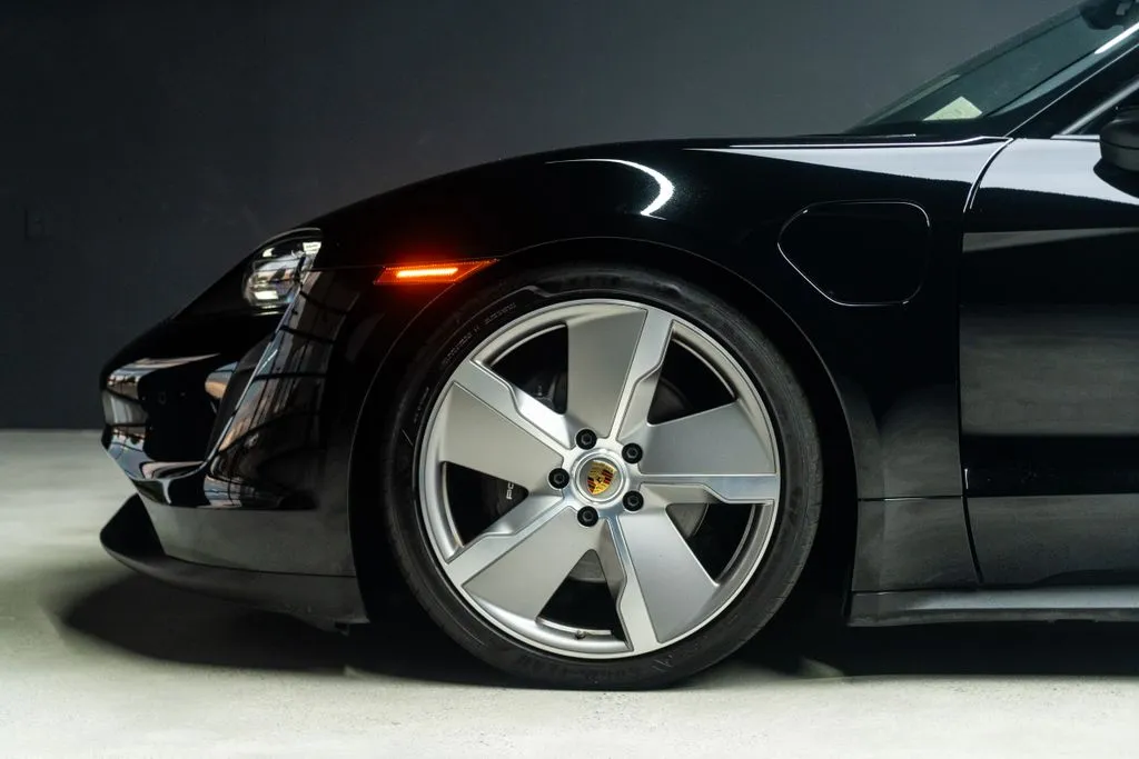 Porsche Taycan photo 20