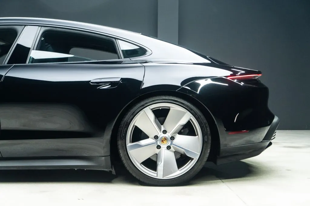 Porsche Taycan photo 21