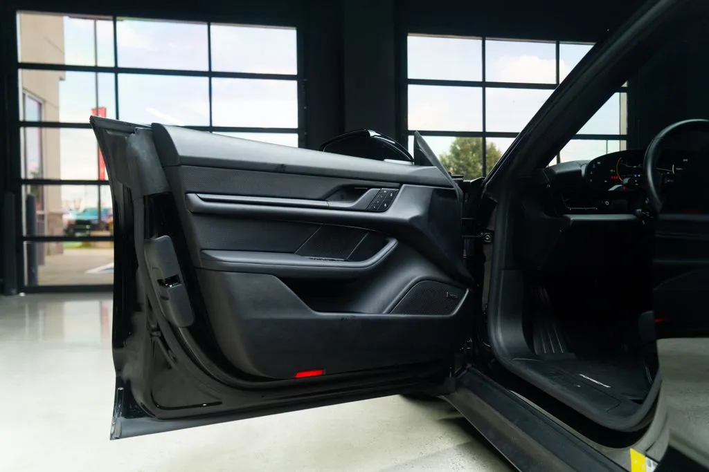 Porsche Taycan photo 23