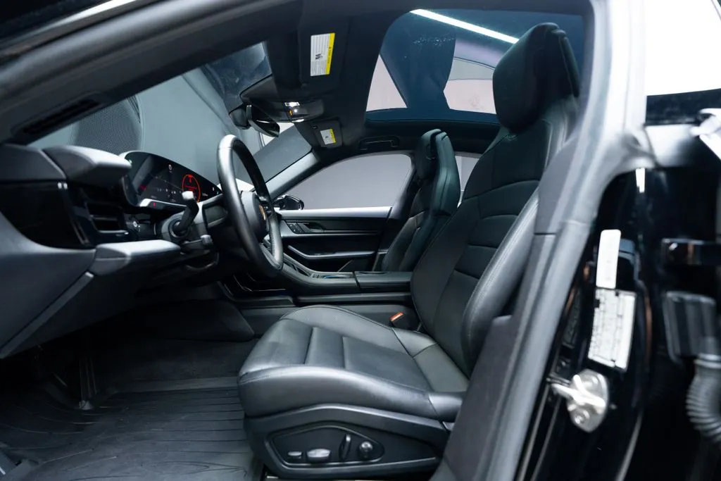 Porsche Taycan photo 24