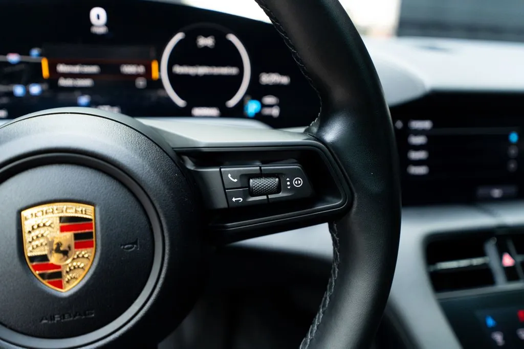Porsche Taycan photo 31
