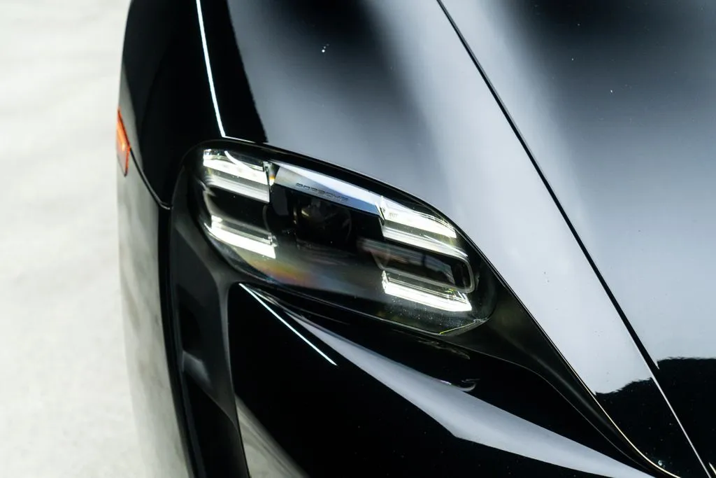 Porsche Taycan photo 8