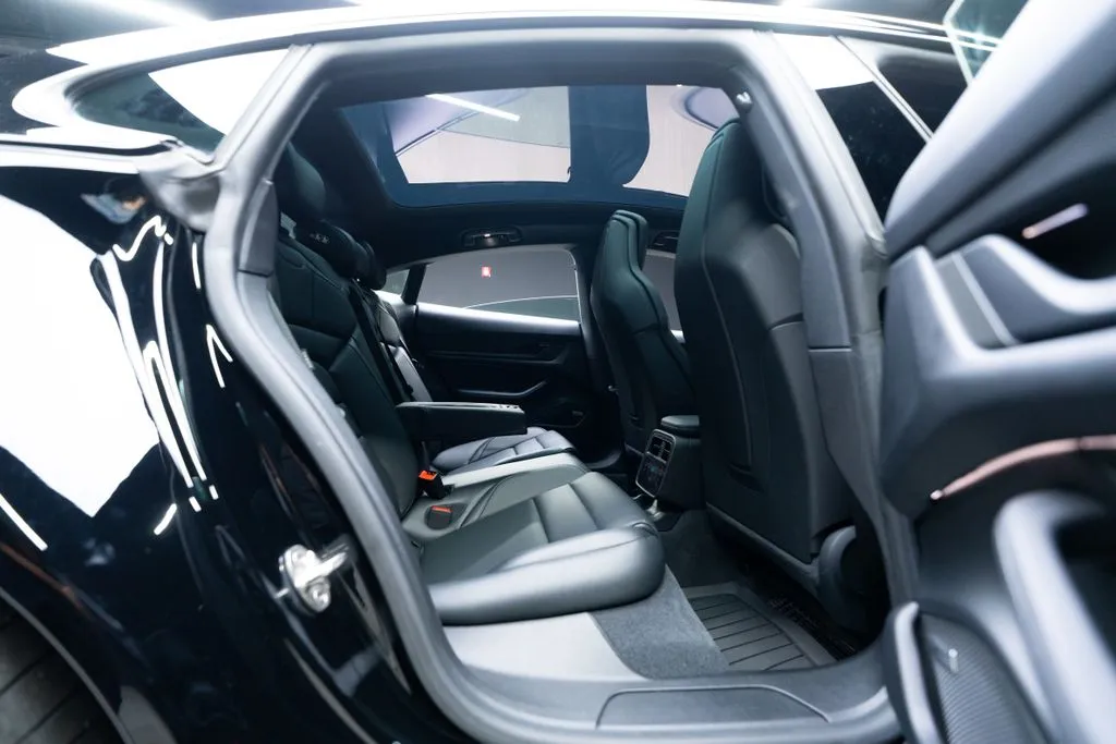 Porsche Taycan photo 44