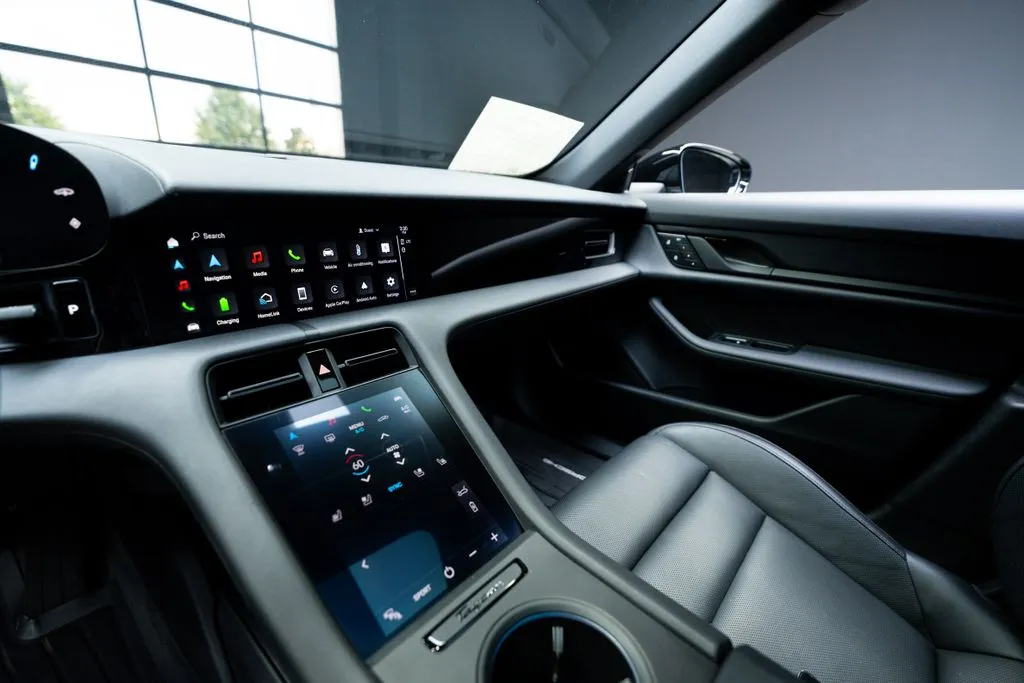 Porsche Taycan photo 38