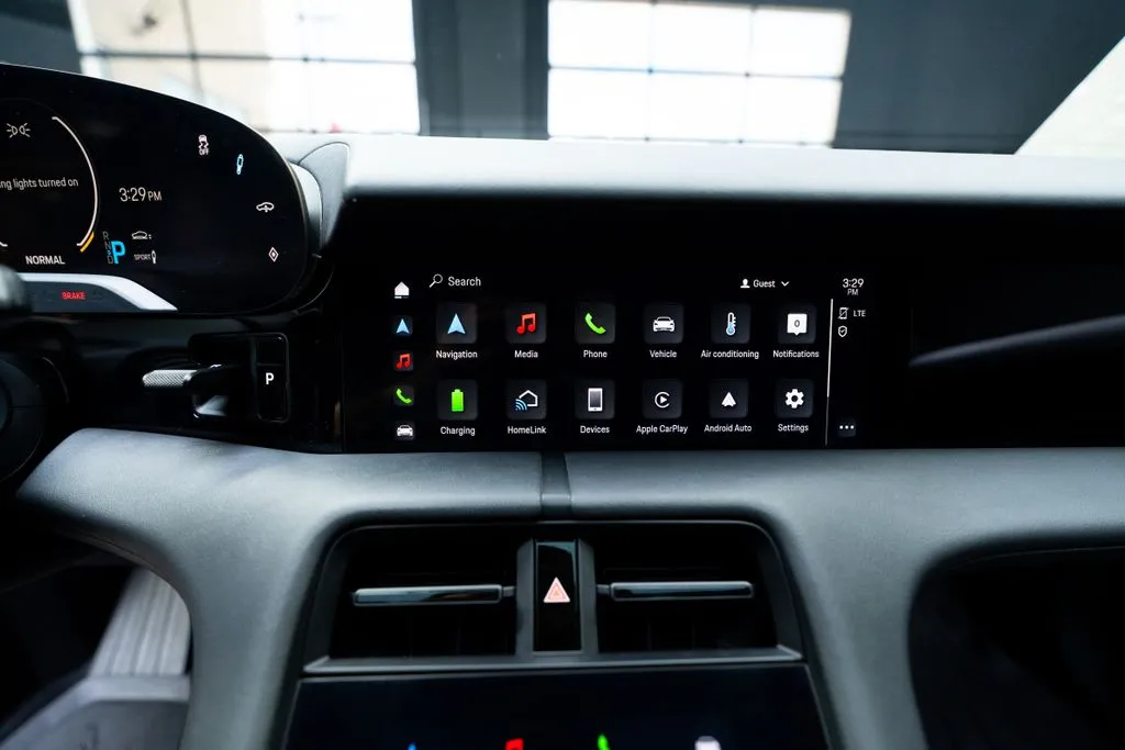 Porsche Taycan photo 35