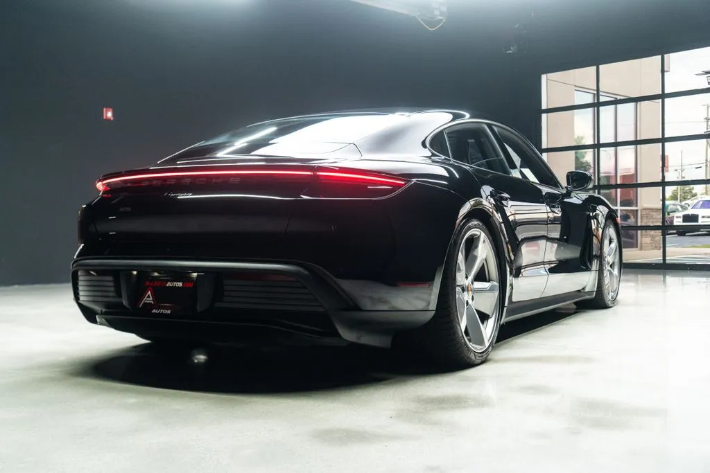 Porsche Taycan photo 14