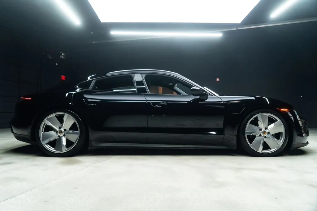 Porsche Taycan photo 9