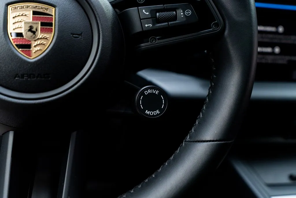 Porsche Macan Electric photo 31