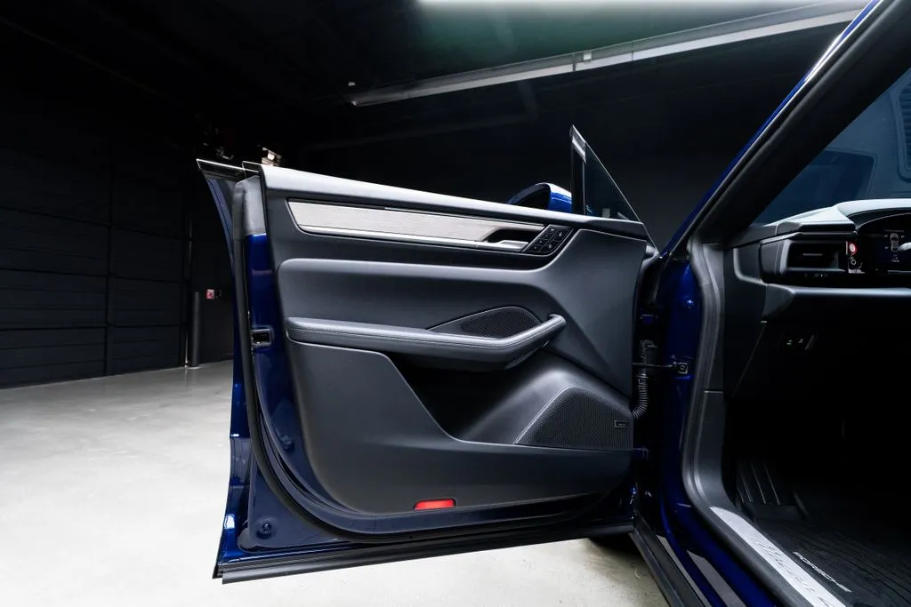 Porsche Macan Electric photo 24