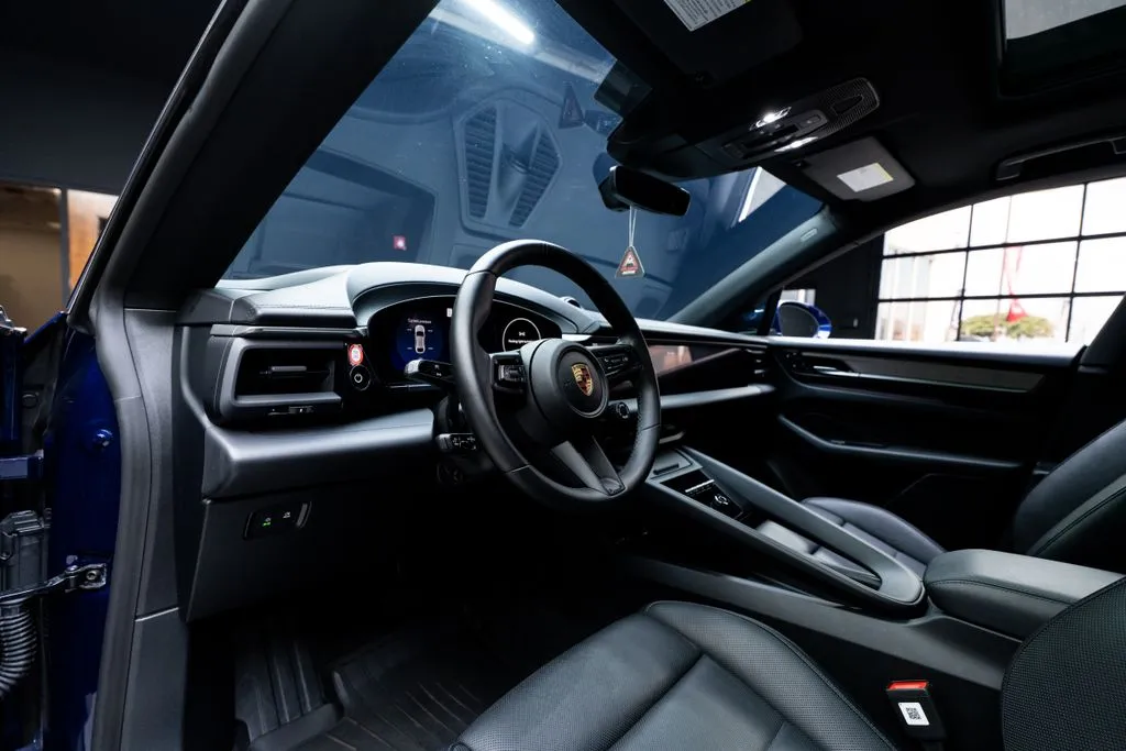 Porsche Macan Electric photo 28