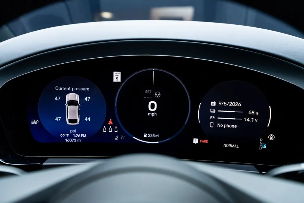 Porsche Macan Electric photo 34