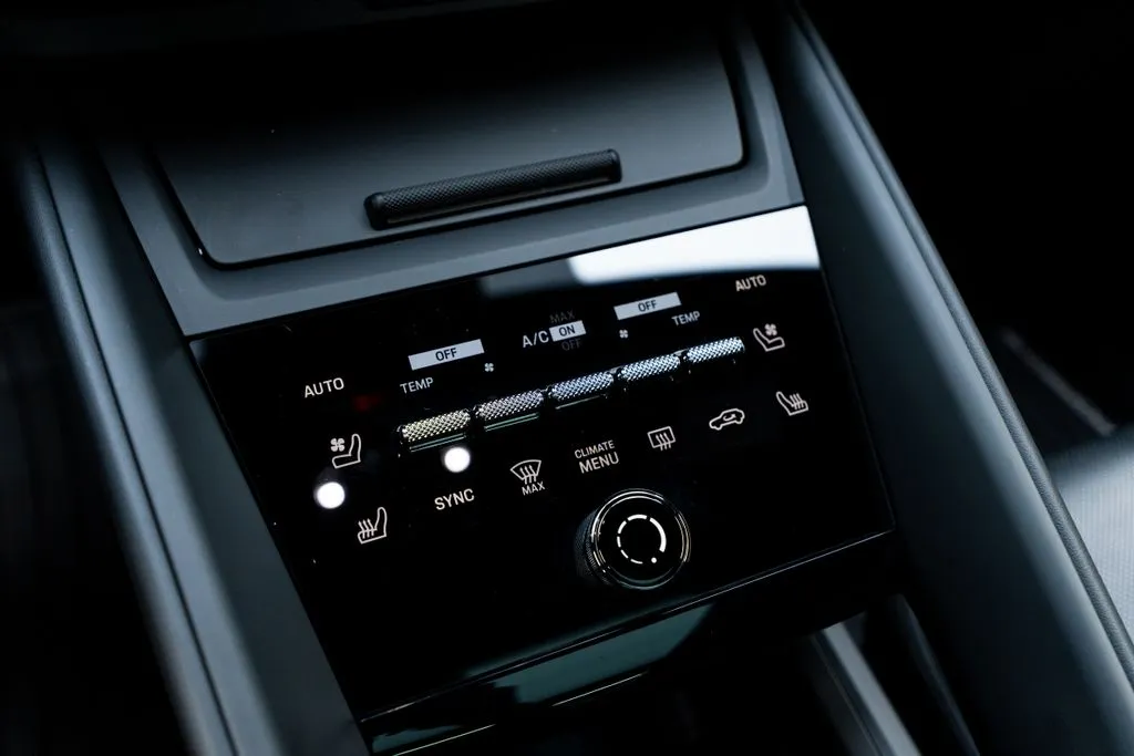 Porsche Macan Electric photo 39