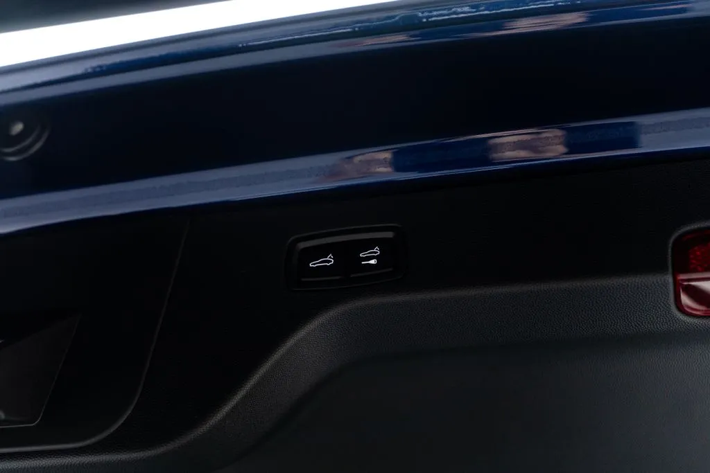 Porsche Macan Electric photo 48