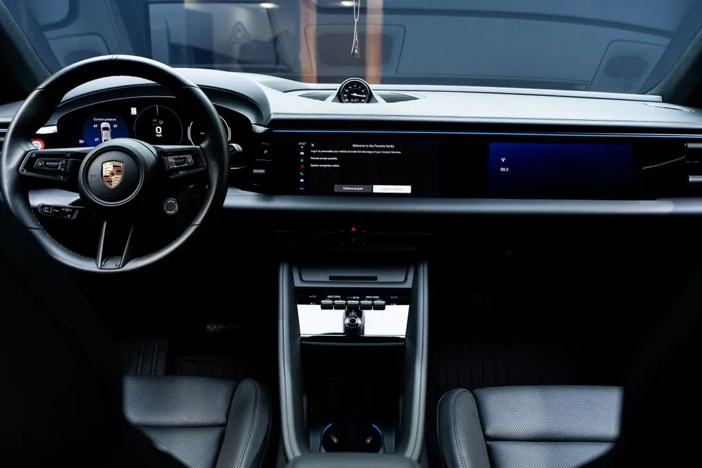 Porsche Macan Electric photo 40