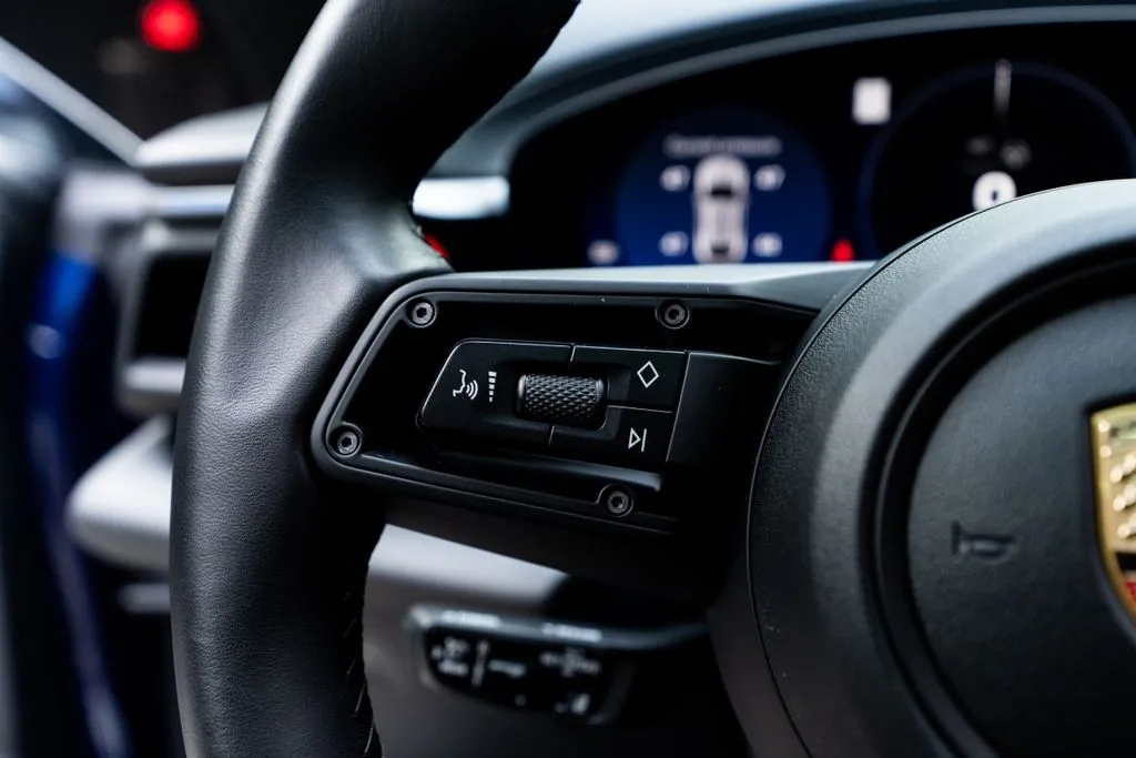 Porsche Macan Electric photo 32
