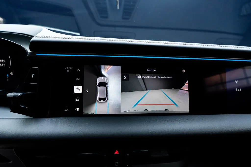 Porsche Macan Electric photo 37