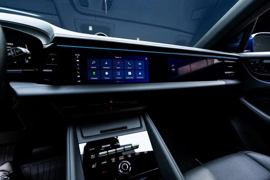 Porsche Macan Electric photo 36