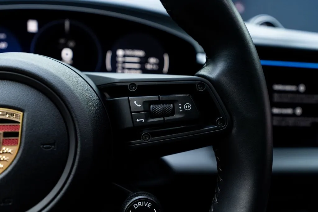 Porsche Macan Electric photo 33