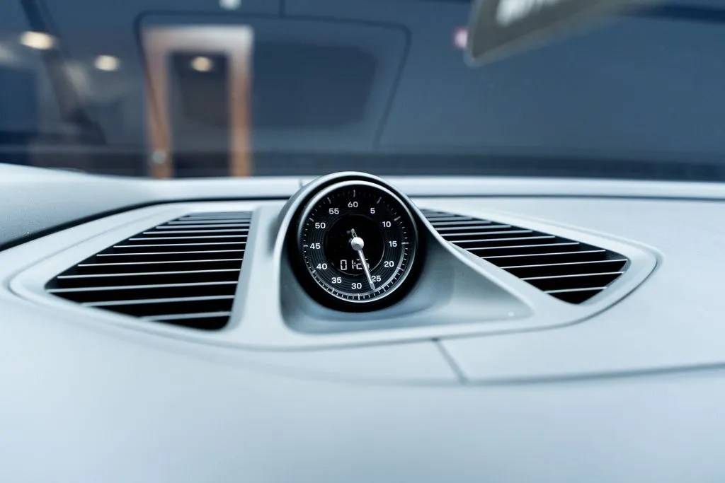 Porsche Macan Electric photo 38